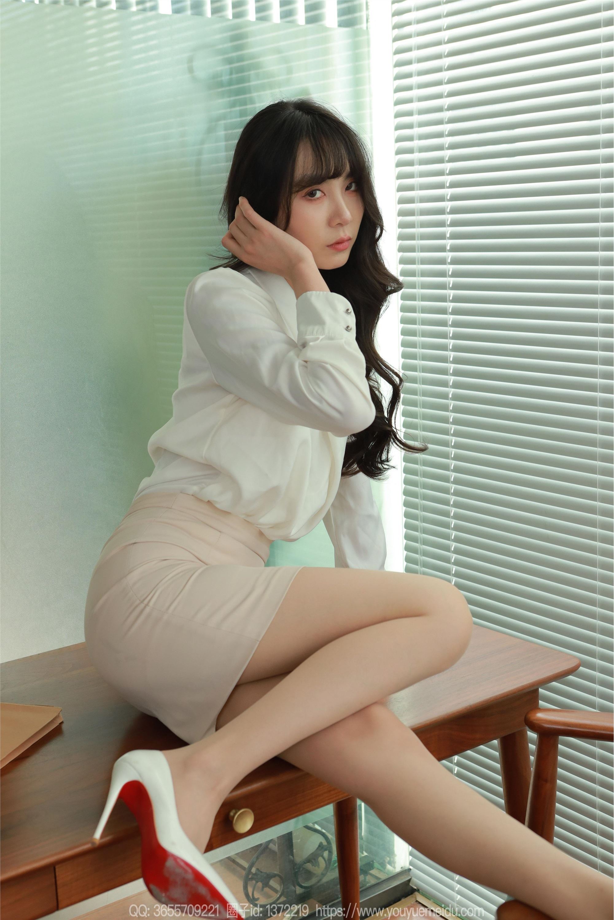 IESS异思趣向  2024.11.04 丝享家 1889 团团《白鞋长腿》